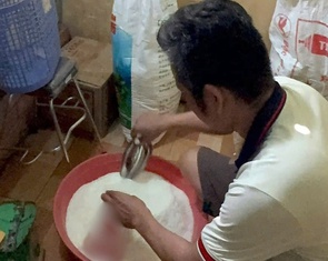 Công an TP.HCM bắt nhóm làm bột ngọt giả thương hiệu nổi tiếng, lên đến hàng tấn