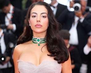 Vợ sắp cưới Ronaldo gây choáng với trang sức hơn 300 carat ở Cannes
