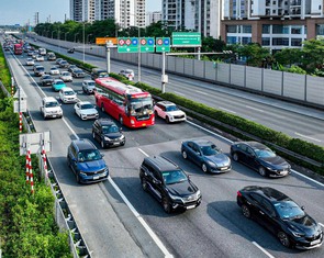Xe cộ bắt đầu dồn về các cửa ngõ Hà Nội, nội đô vẫn thông thoáng