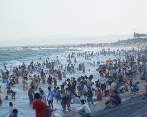 Nắng đẹp, biển Phan Thiết - Mũi Né tấp nập du khách dịp lễ 30-4