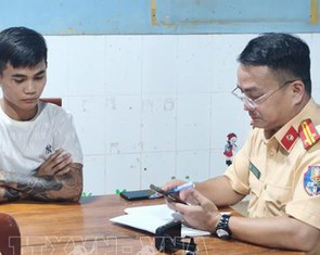 Lại đăng clip 'bốc đầu' xe, đua xe để câu like, nhóm thanh niên bị gọi lên ngay