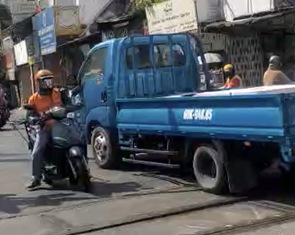 Cố tình vượt rào chắn đang hạ, tài xế xe tải bị tước bằng 2 tháng