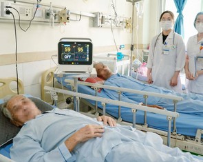 Sáng sớm đi bộ tập thể dục, về đến nhà thì bất ngờ bị đột quỵ não