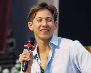 Psi Scott, người tố anh trai xâm hại tình dục mình, được mời làm giám khảo MGI All Stars