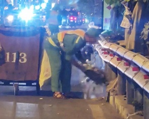 Nhân viên môi trường đổ rác xuống kênh nói 'do mệt mỏi', công ty xin lỗi người dân