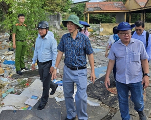 Kiểm tra, xử lý bãi rác 'lụi' ven nghĩa trang Bình Hưng Hòa sau phản ánh của báo Tuổi Trẻ