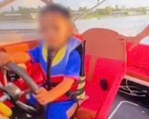 Cha giao ca nô cho con trai 4 tuổi lái giữa sông Tiền để quay clip đăng mạng xã hội