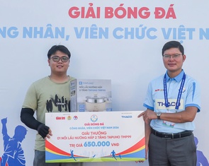 Nhận nồi lẩu từ TAPUHO, cậu thanh niên liền gửi cho mẹ ở quê