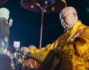 Hàng ngàn tăng ni, Phật tử, nghệ sĩ tham gia lễ rước và tắm Phật mùa Phật đản tại TP.HCM