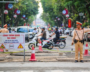 Hà Nội rào chắn loạt phố trung tâm thi công chống ngập, dân mong sớm có mặt đường êm