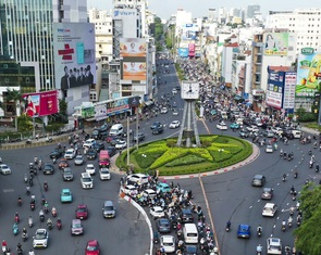 Vòng xoay Điện Biên Phủ sáng đầu tuần ổn định, một số đường lân cận ùn ứ