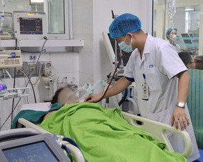 Đi làm đồng bị sốc nhiệt do nắng nóng, khiến hôn mê sâu, tiên lượng xấu