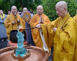 Đức Pháp chủ Thích Trí Quảng thực hiện nghi thức tắm Phật mùa Phật đản