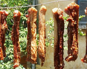 Trào lưu làm ‘thịt một nắng’ dưới nền nhiệt vượt 40 độ C, liệu có an toàn?