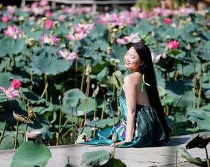 Du khách 'lên đồ' đổ về hồ sen Khánh Hòa săn ảnh đầu hè