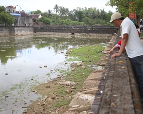 Tu bổ xong bờ kè, lòng hồ Thành cổ Quảng Trị đầy phế thải xây dựng