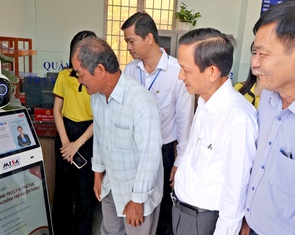 Xã đầu tiên của Tây Ninh thử nghiệm robot lễ tân, gửi lời chào và hướng dẫn người dân