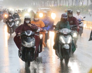 Nắng nóng ở TP.HCM và Nam Bộ giảm dần, mưa vừa và mưa to tăng lên
