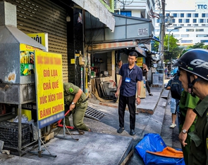 Đi bộ vài bước trên vỉa hè mà phải len lỏi giữa hàng quán, xe cộ