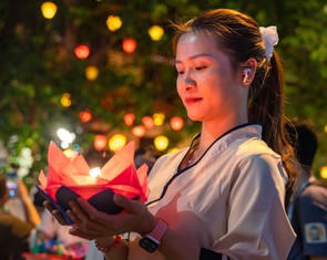 Hàng ngàn người về chùa Pháp Hoa thả hoa đăng cầu bình an mùa Phật đản