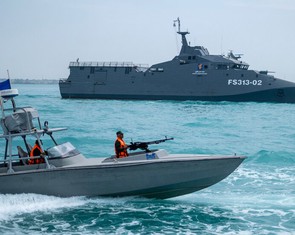 Iran nổ súng vào 4 tàu vượt eo biển Hormuz, Mỹ trừng phạt cơ quan thu phí của Tehran