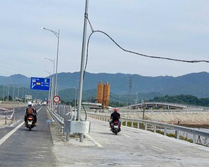 Người đi xe máy 'rối bời' khi vào đường gom cao tốc Chí Thạnh - Vân Phong, khu vực gần đèo Cả
