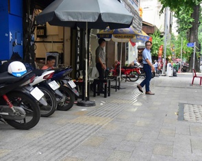 Người dân TP.HCM mong muốn sớm quy định sử dụng vỉa hè cho buôn bán