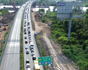 Cao tốc TP.HCM - Long Thành kẹt dài ngày cuối lễ, khuyến cáo đi quốc lộ 1