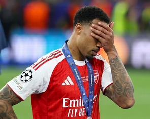 Gabriel xin đá quả phạt đền cuối cùng của Arsenal nhưng đá hỏng