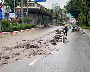 Phạt nặng tài xế và chủ xe tải làm bùn đất rơi xuống mặt đường ở Hà Nội