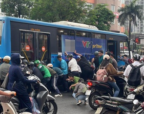 Nguyên nhân người phụ nữ kẹt dưới gầm xe buýt khiến hàng chục người phải nâng xe để giải cứu