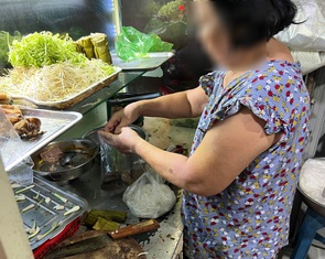 Không đeo găng tay bốc thức ăn lại nói liên tục, nước bọt bắn vào nhưng vẫn đắt khách