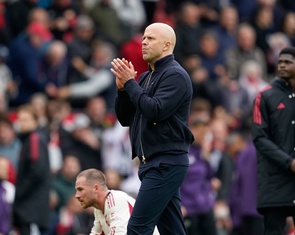 Đá thua Man United, HLV Arne Slot chỉ trích trọng tài