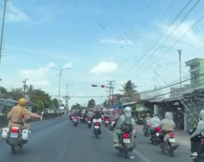 Cảnh sát giao thông dùng xe đặc chủng dẫn đường, kịp thời cứu người bị cao huyết áp nguy kịch