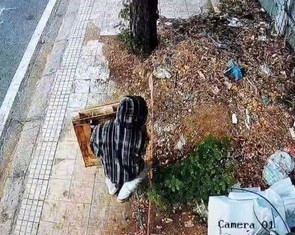 Camera ghi nhận hai người vứt rác ven đường Nguyễn Văn Linh, mỗi người bị phạt 1,5 triệu đồng
