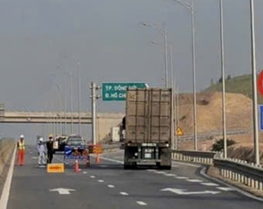 Tạm đóng nhiều đoạn trên cao tốc Vũng Áng - Cam Lộ để lắp đặt hệ thống giám sát và thu phí