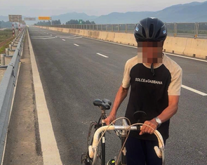 Vào cao tốc mới khai thác để... buôn bán, chạy xe đạp