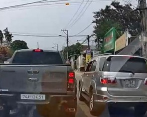 Dừng ô tô giữa ngã ba đường nói chuyện, 2 tài xế bị phạt