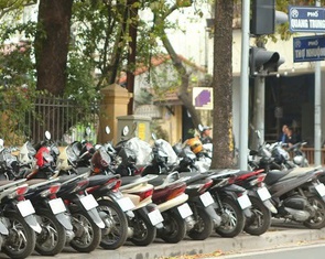 Hà Nội tính thu phí tối đa tới 400.000 đồng/m² vỉa hè, lòng đường làm nơi trông giữ ô tô