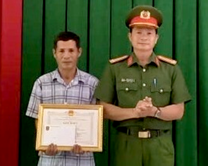 Khen thưởng người đàn ông lao xuống sông cứu nữ sinh nhảy cầu tự tử
