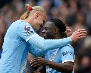 Đánh bại Brentford, Man City chỉ còn kém Arsenal 2 điểm
