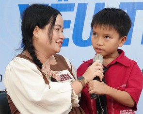 Khán phòng rớt nước mắt khi mẹ lên sân khấu thi kể chuyện cùng con