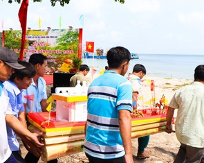 Lễ vía đặc biệt trên đảo Hải Tặc: Ăn uống miễn phí, gửi xe miễn phí