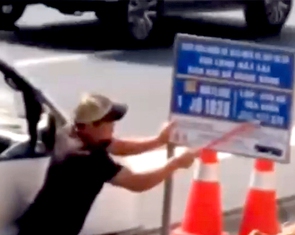 Ngang nhiên xóa số điện thoại nóng, số cứu hộ trên cao tốc giữa ban ngày