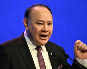 Bộ trưởng Quốc phòng Philippines lên tiếng sau khi bị Trung Quốc cấm nhập cảnh