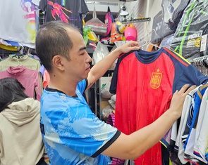 Ăn theo World Cup: Đồ thể thao thấp thỏm, quán cà phê chi tiền triệu dựng màn chiếu kéo khách