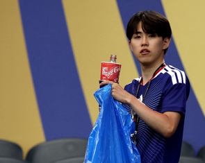 Cổ động viên Nhật Bản dọn sạch rác ở World Cup, ở Việt Nam cũng đã có điều tuyệt vời như vậy rồi mà