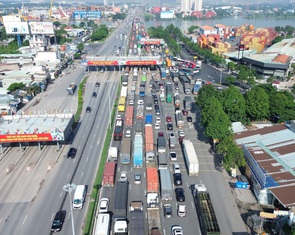 Xe tải lật chắn ngang đường trên cầu vượt Tân Vạn, quốc lộ 1 kẹt gần 5km