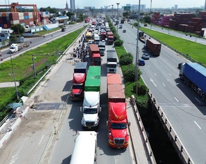 Thu hẹp cầu Đồng Nai để sửa chữa nên kẹt xe, CSGT TP.HCM khuyến cáo tài xế nên đi cao tốc TP.HCM - Long Thành