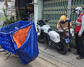 Xử lý nhiều tài xế xe ba gác chở sắt dài ngoằng, shipper để hàng che biển số